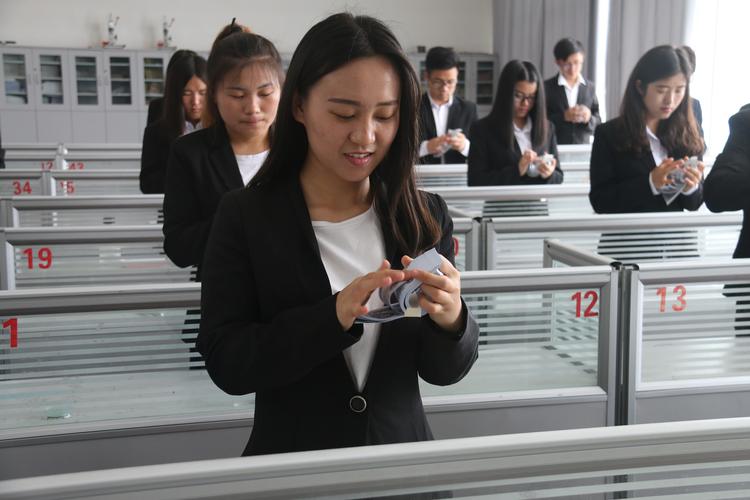 女孩學(xué)審計(jì)好還是學(xué)會(huì)計(jì)好-圖1